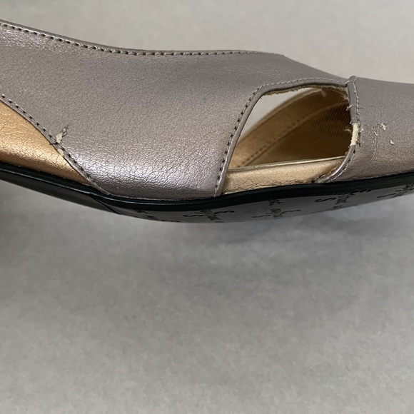 Easy Street Spry silver/gold heel, 1.75” height, size 9.5M, in original box. - Picture 8 of 10